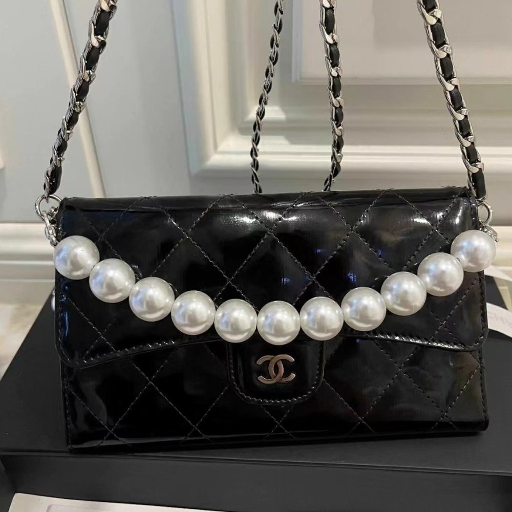 CHANEL Pearl chain covered in patent leather
